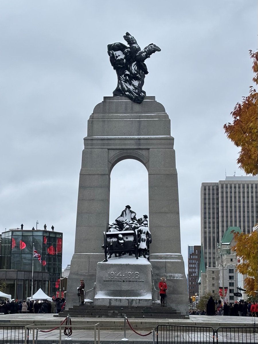 QuebecOttawa's tweet photo. En ce 11 novembre, nous nous sommes recueillis au Monument commémoratif de guerre du Canada pour la cérémonie du jour du Souvenir. 

Nous honorons le service et le sacrifice de nos vétérans, passés et présents.

#JourDuSouvenir #NousNousSouvenons #LestWeForget https://t.co/UlODJIvKmq