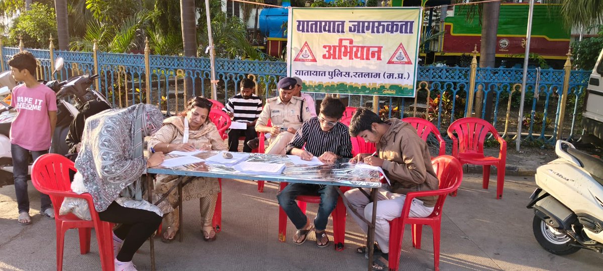SP_RATLAM_MP's tweet image. 👉 नागरिकों में यातायात नियमों के प्रति जागरूकता बढ़ाने हेतु रतलाम पुलिस की अभिनव पहल
👉दो दिन में 600 नागरिकों ने 20 प्रश्नों की प्रश्नावली के माध्यम से यातायात नियमों के प्रति किया गया जागरूक

“यातायात नियमों का पालन करें, स्वयं सुरक्षित रहें और दूसरों को भी सुरक्षित रखें।”