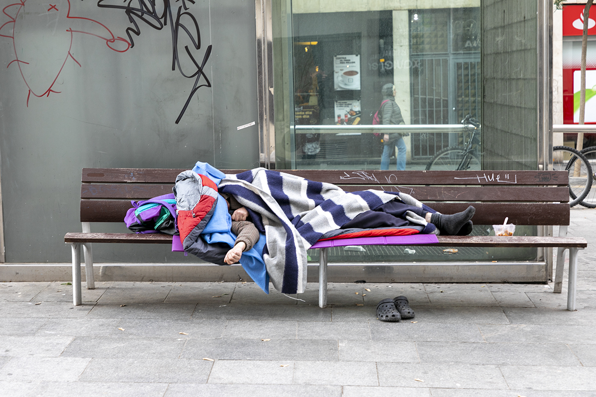 Hi ha persones que no volen anar a dormir a un alberg. Aquests espais sovint no tenen en compte les necessitats de la persona. Són recursos temporals i impliquen manca d’intimitat i tranquil·litat i haver de deixar fora embalums i animals de companyia.