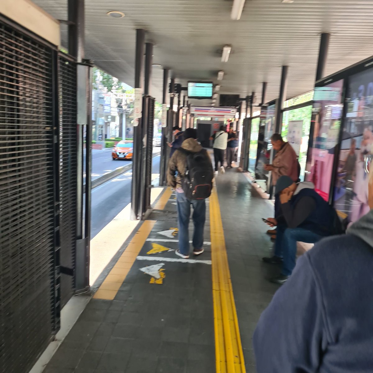 ferue916's tweet photo. @MetrobusCDMX Sin vigilância de apoyo en estación amores del #metrobus... Favor de apoyar @Claudiashein @ClaraBrugadaM @UnoNoticias

Falta de empatia!! Ya 10 minutos esperando https://t.co/4RW4cFVh4W