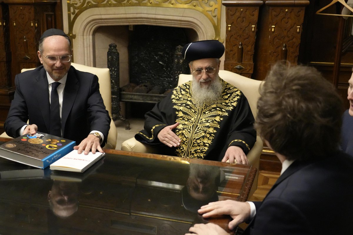 El Presidente Javier Milei recibió en su despacho de Casa Rosada al Gran Rabino de Israel, David Yossef; al Rabino de la comunidad ACISBA y Presidente de Menora, Isaac Sacca; y al Embajador del Estado de Israel en la Argentina, Eyal Sela.