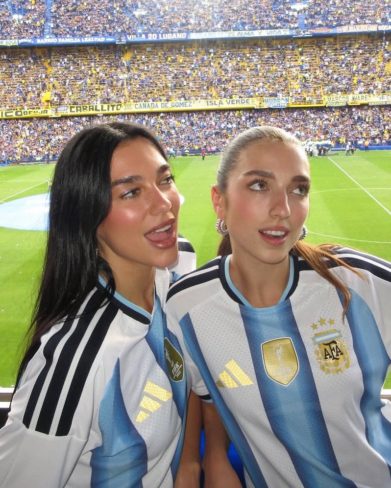 Media_FrenchRap's tweet image. Dua Lipa et sa sœur à la Bombonera 🇦🇷