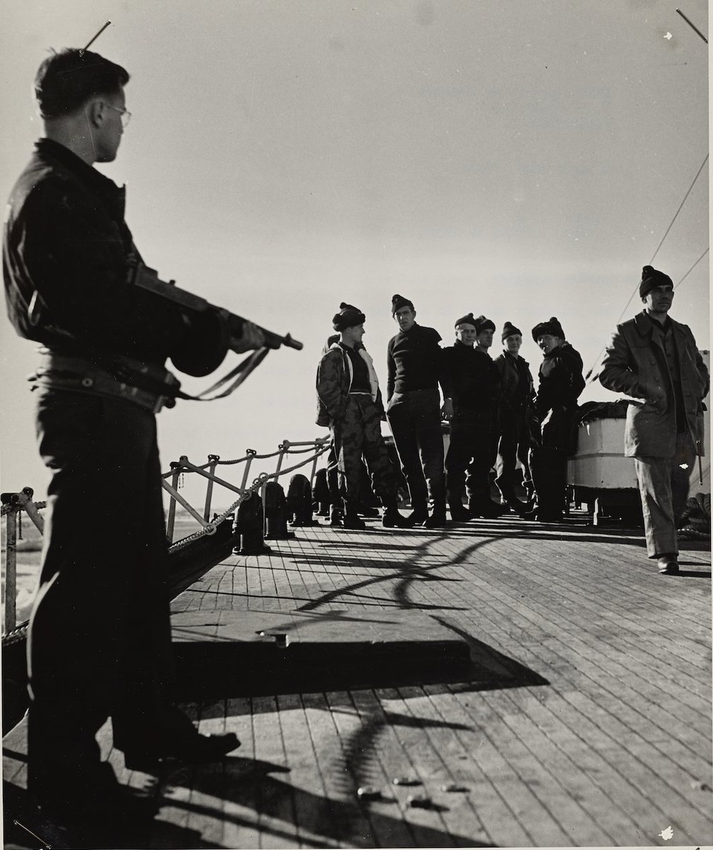 A young US Coastguardsman🇺🇸 holds captured N*Zi's at gunpoint in Greenland🇬🇱 during 1944.

Had it not been for the heroic protection of Greenland by Americans during World War II, the island's native Inuit majority would have likely been exterminated.

Let's remember the