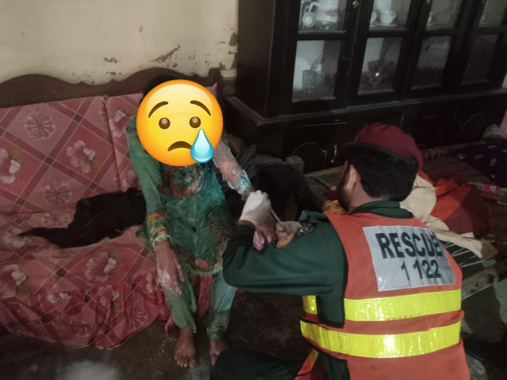 BREAKING | Kacha Khuh: Father-in-law throws acid on daughter-in-law (25) over domestic dispute in Chak No. 33/10-R. Victim critical with burns on arms, legs &amp; back; shifted to Civil Hospital Khanewal. Suspect arrested. Police probe underway.  

#AcidAttack #Khanewal