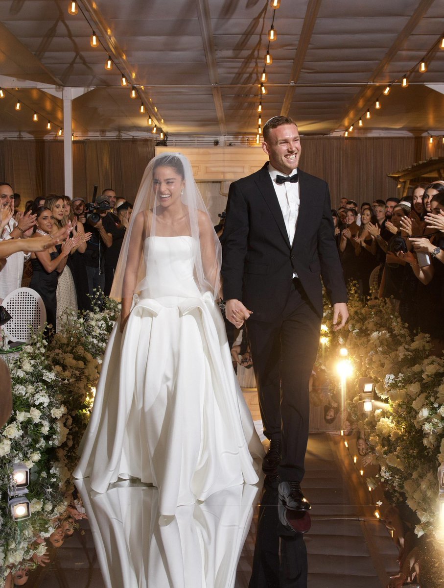 La chanteuse israélienne Noa Kirel, qui a fait la fierté de tout un peuple en terminant 3ème au concours de l’Eurovision 2023, s’est mariée aujourd’hui avec le footballeur israélien Daniel Peretz.

Nous leur souhaitons une longue vie remplie d’amour et de bonheur ! Mazal Tov ! ❤️