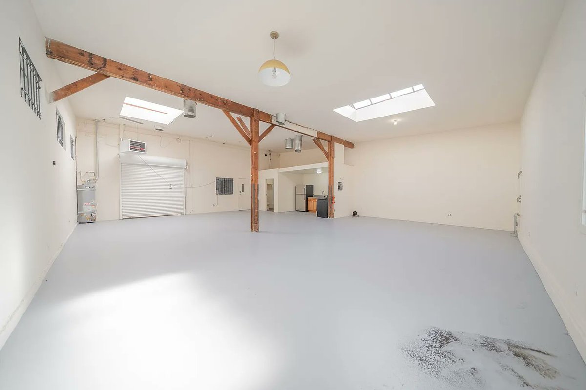 fishPointer's tweet image. this "studio apartment" goes unbelievably hard