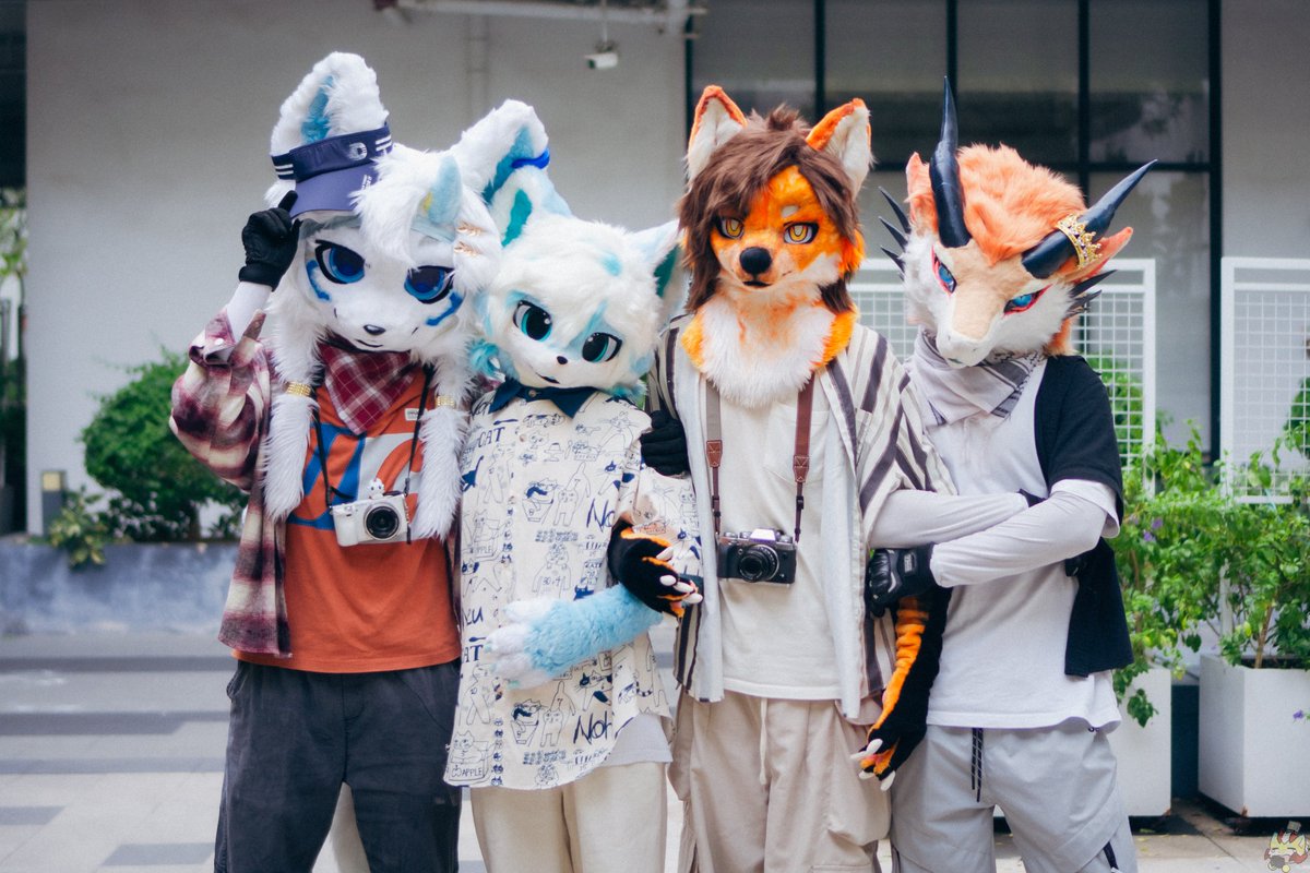 “蓝白与橘黄的碰撞，构成一团烘培上好的蓝莓橘子舒芙蕾...”

❄️🦊：秋狐 <a href="/Glaiance_QiuHu/">格拉秋狐🦊</a>
🍮🦊：夜宵 <a href="/yexiaoyexiaoye/">夜宵夜宵夜</a>
🍊🐲：烬华 <a href="/Leochzuo/">烬华Cindria</a>
📷：飘飘 <a href="/pio1840708/">pio</a>

#FursuitEveryday
#FursuitFriday
#fursuiter 
#fursuit
#furry