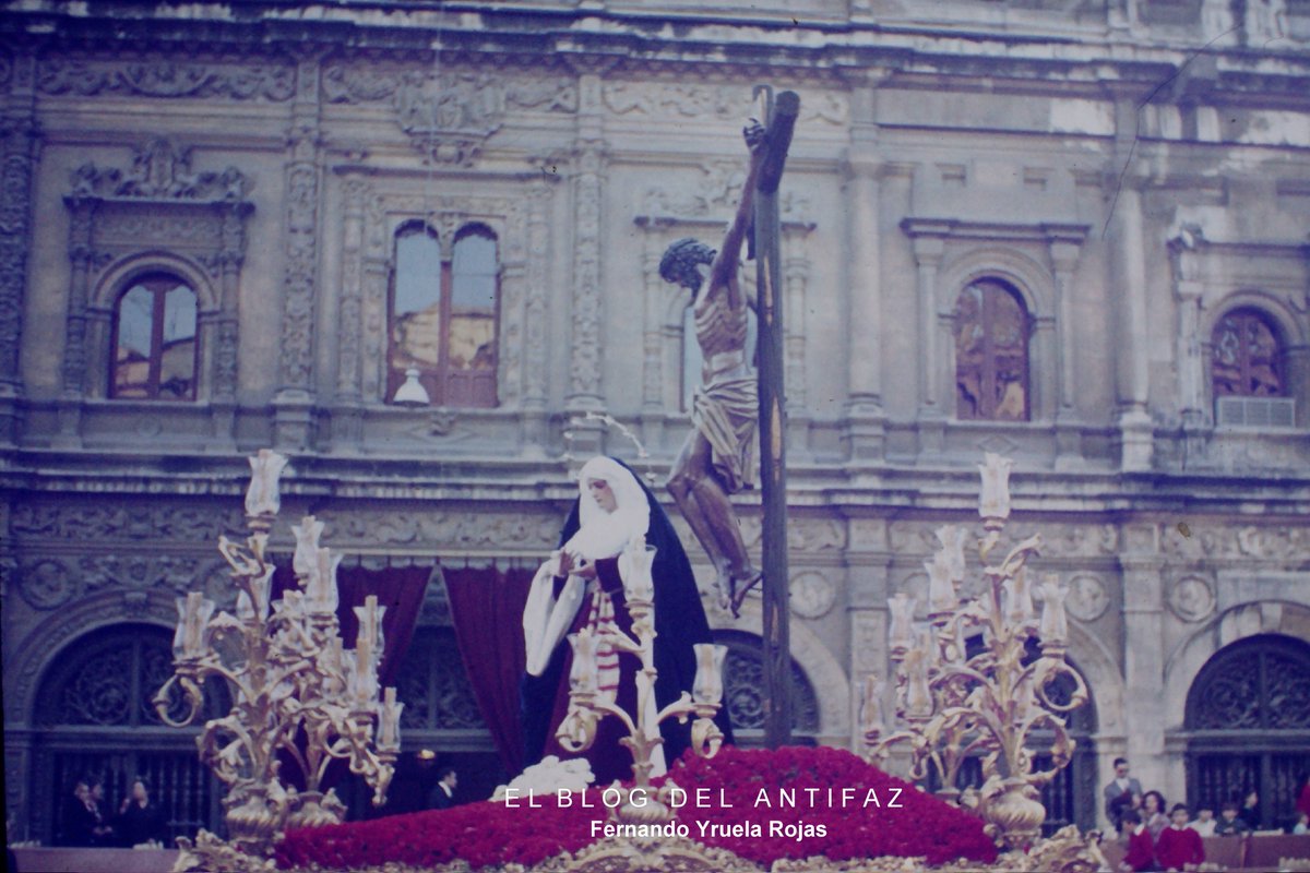 AntifazBlog's tweet image. HISTORIA.
📸1969-1979: Un Stabat Mater que duró una década, el de Los Javieres.
1980: La Virgen de Gracia y Amparo ya procesionó bajo palio. (2 veces: S. Santa + Salida Extraordinaria XXV Aniversario Fundacional)
2016: salió por primera vez acompañada por la imagen de San Juan.