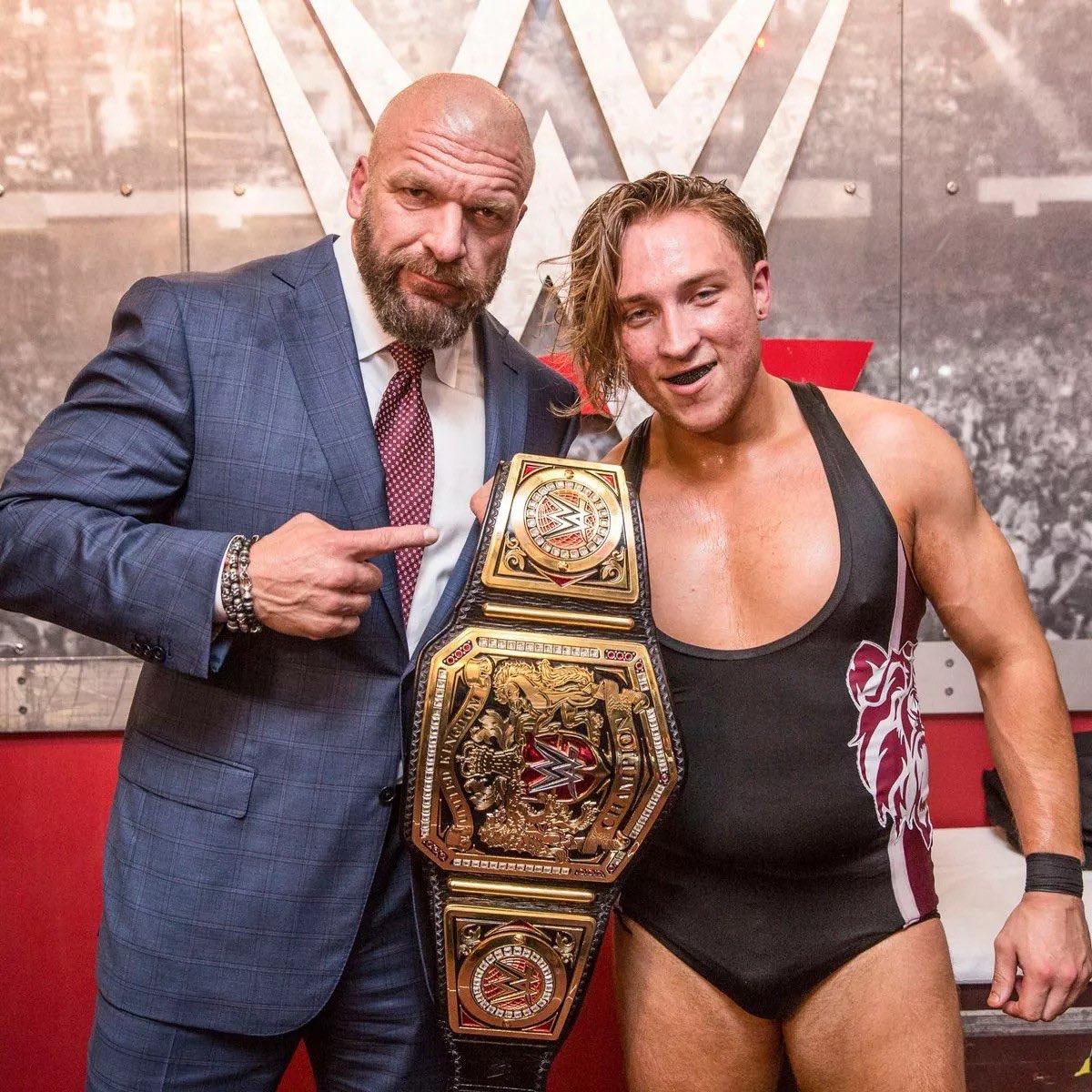 فرق مستوى القصص بين راو و سماكداون هو هذا العقل. 

اخر من امتدحه عمله هو النجم السابق ريدج هولاند. و يرى بانه سيصبح اليد اليمنى ل تريبل اتش في ال WWE.

تتفقوا ؟