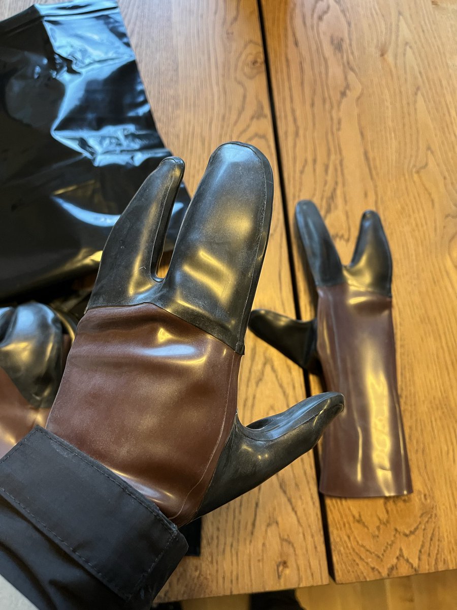 Finally the thicker 0,6mm hoof gloves I’ve asked for.
They look so much better with a black thumb.
Thank you <a href="/PETSUITFORFUN/">PETSUIT ペットスーツ</a>