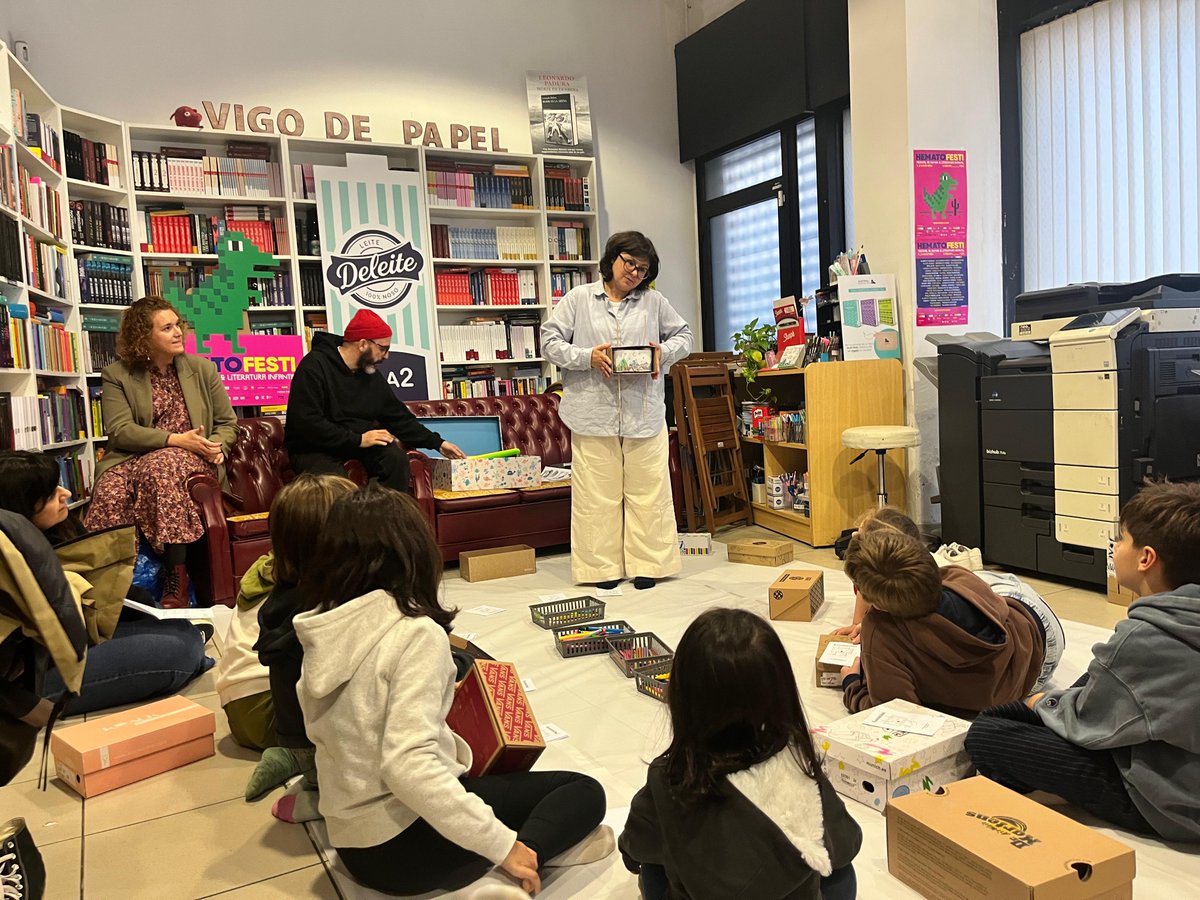 deleitegalego's tweet image. ✨📚 𝑨𝒔 𝒍𝒊𝒃𝒓𝒂𝒓𝒊́𝒂𝒔 𝒔𝒐𝒏 𝒕𝒆𝒓𝒓𝒊𝒕𝒐𝒓𝒊𝒐 #Deleite 📚✨

Este 11 de novembro celebramos o #DíaDasLibrarías. A semana pasada estivemos en moitas de Vigo realizando actividades para as máis pequenas no @hematofesti  ☺️