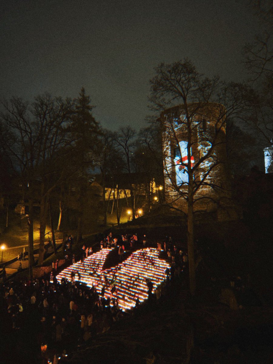 FonoKlubs's tweet photo. 🇱🇻 🫶 Viena skaista tradīcija — Cēsīm sanākt, lai kopīgi uzmirdzētu, godinot Latvijas brīvību izcīnījušo kritušo karavīru piemiņu!

#Cēsis #11novembris https://t.co/GaayN2iOnE