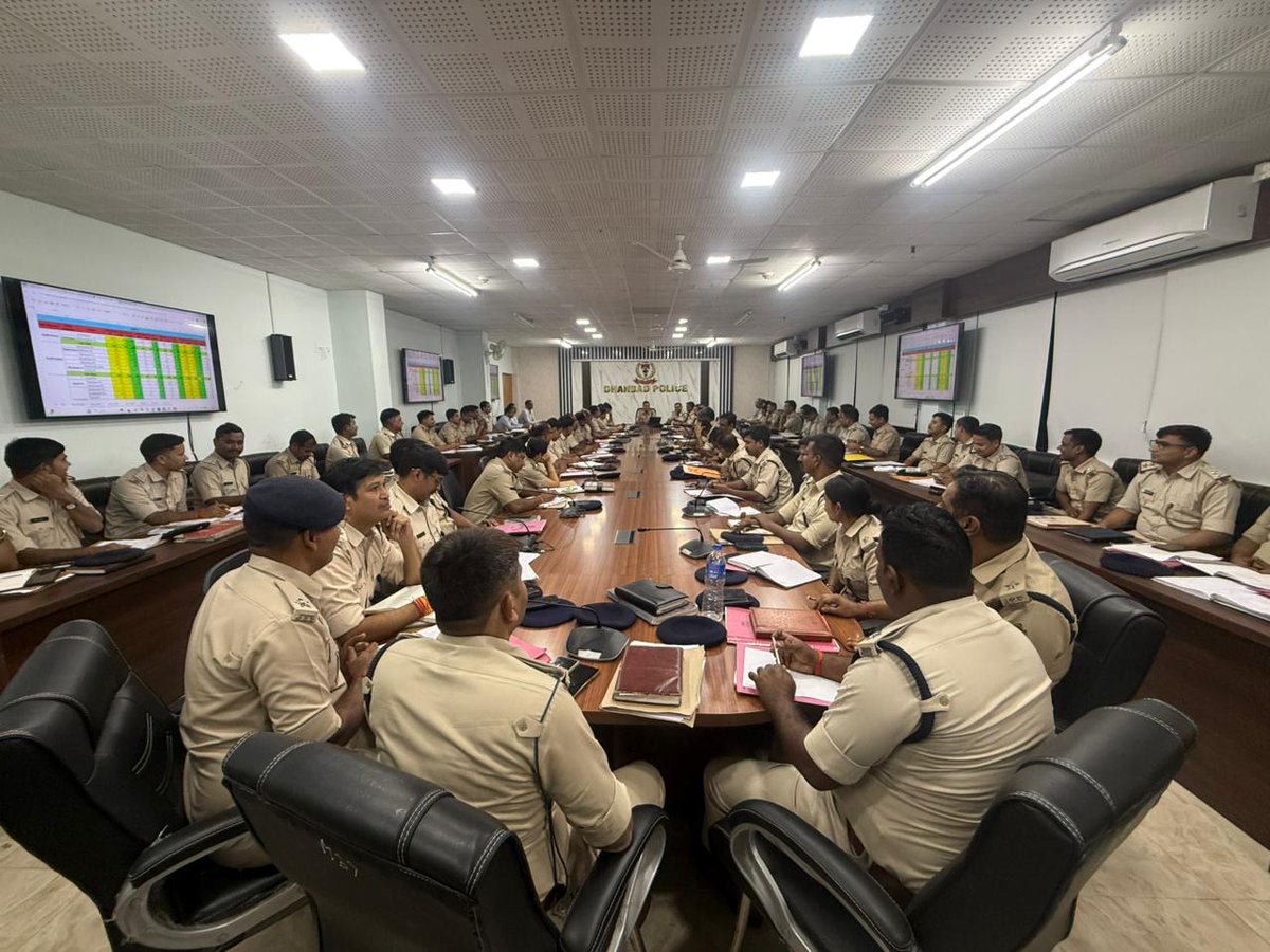 #SSP महोदय की अध्यक्षता में अक्टूबर माह की अपराध समीक्षा बैठक संपन्न।

🔹 लंबित कांडों को दिसंबर तक 2000 से नीचे लाने का लक्ष्य
🔹 संगठित अपराध पर #ZeroTolerance
🔹 किरायेदार व कर्मियों का सत्यापन अनिवार्य
🔹 ट्रैफिक नियम उल्लंघन पर सख्ती
🔹 साइबर अपराध पर होगी कड़ी निगरानी