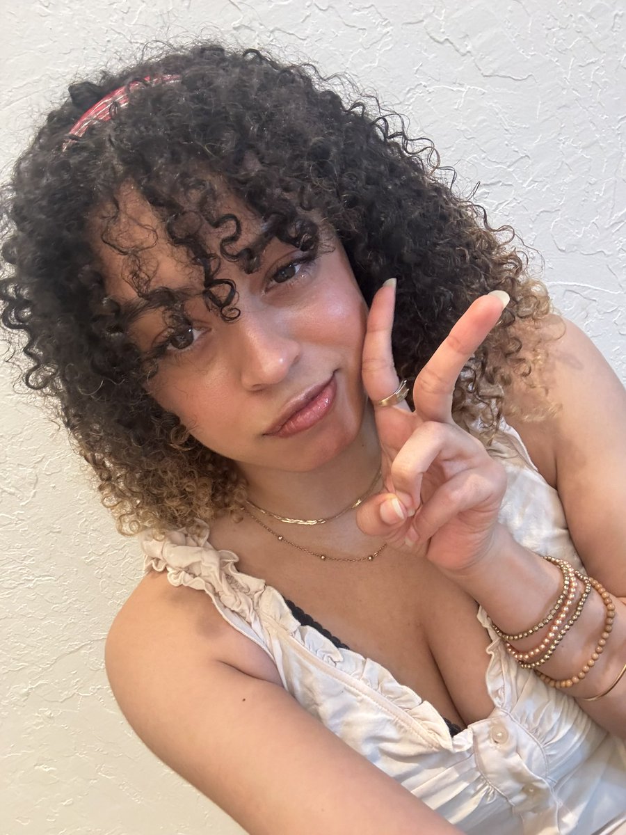 smilebrini's tweet image. been seeing a lot of intros lately so hii #hockeytwt!!

☆ 23, she/her

☆ new to hockeytwt but not hockey, i’ve been attending sharks games since I was a baby

☆ mainly sharks and habs

☆ mc71, ws2, sd6, js20, cc13 &amp;amp; more!

☆ also kpop/anime fan!

#thefutureisteal  #GoHabsGo