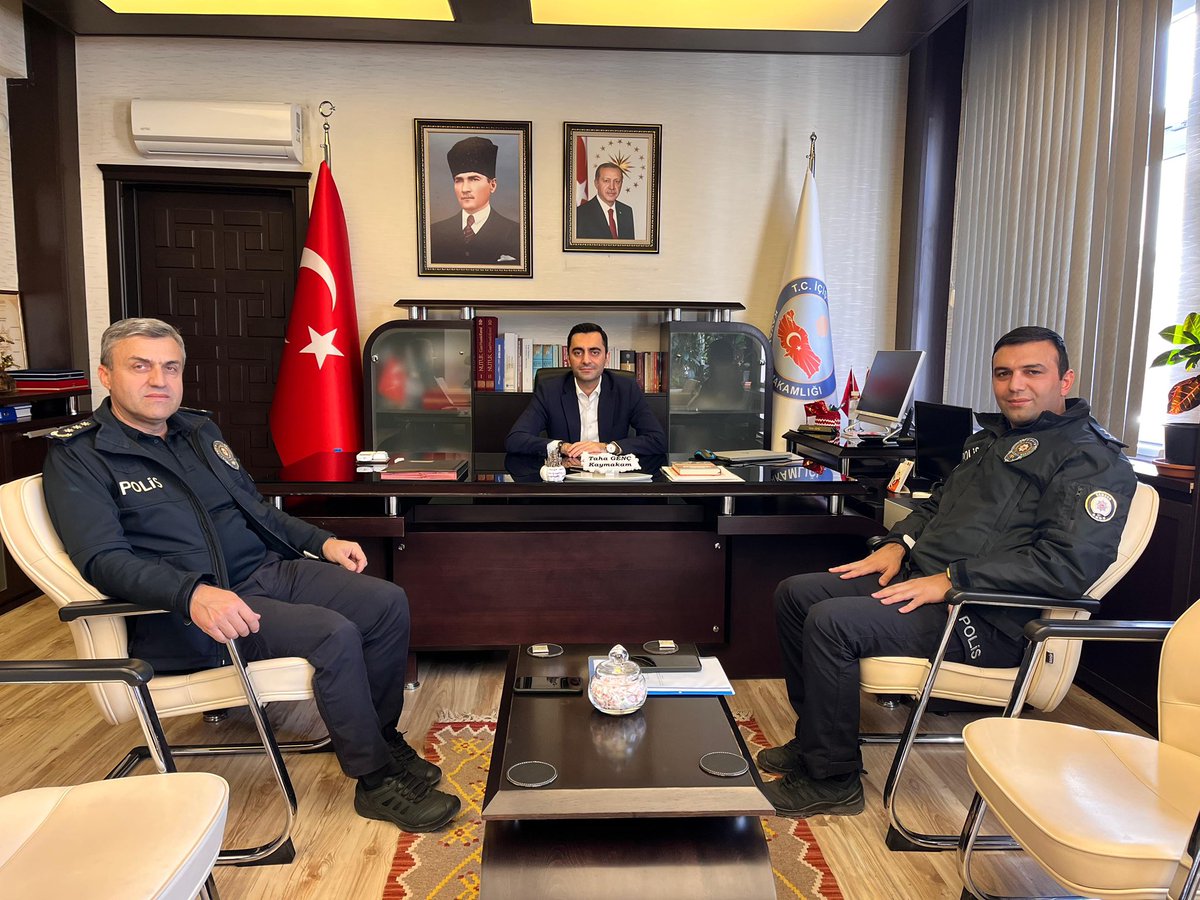 KavakKaymakaml's tweet photo. Samsun İl Emniyet Müdür Yardımcısı Sn. Barik ÇİÇEK ve Kavak İlçe Emniyet Müdürü Sn. Mustafa BALCI Kaymakamımız Sn. Taha GENÇ’i ziyaret ettiler. 

Kaymakamımız nazik ziyaretlerinden dolayı kendilerine teşekkür etti.

@TCSamsunValilik https://t.co/EkUWDL1fVF