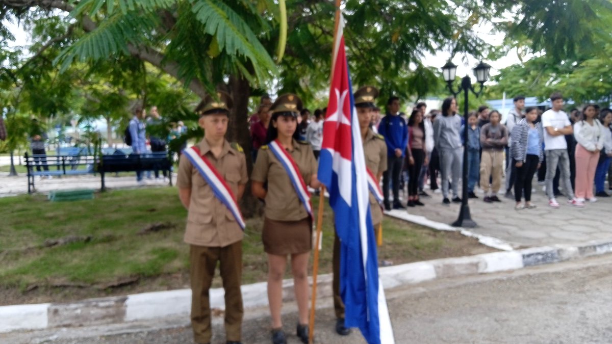 Estudiantes de 1er año de la <a href="/UnissJMarti/">Universidad de Sancti Spíritus José Martí Pérez</a> de #SanctiSpíritusEnMarcha firmaron Juramento del miliciano en presencia del Consejo de Dirección de la Alma Mater liderado por la vicerrectora primera Dr C Arianna Veloso. <a href="/DeivyPrezMartn1/">Deivy Pérez Martín</a> <a href="/CubaMES/">MES</a> <a href="/Edelvy5/">Edelvy</a> <a href="/Oliurca1/">Oliurca</a> <a href="/YaquedeCuba/">Yaquelin</a>