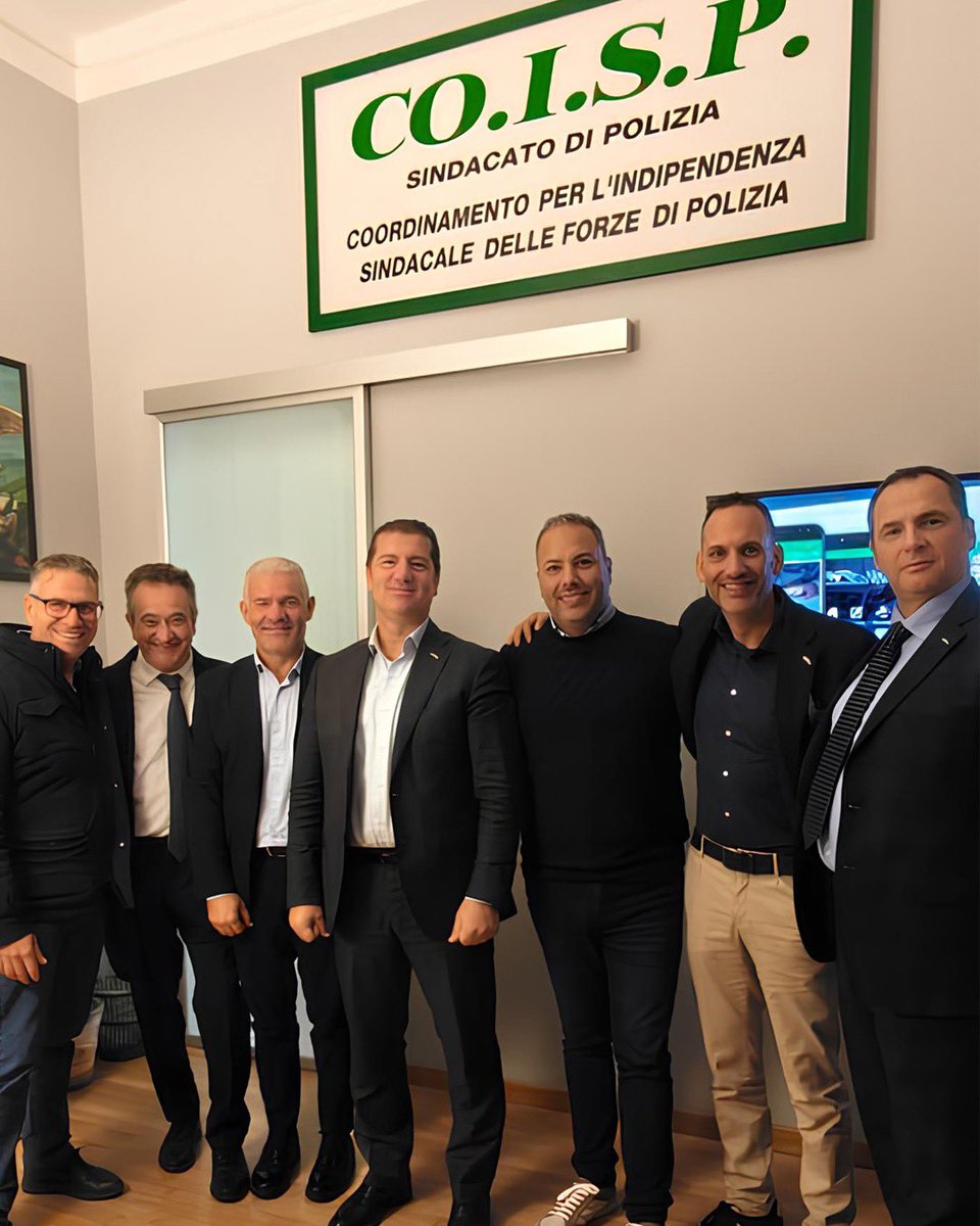 Oggi, presso la Segreteria Nazionale, importante incontro con il COISP Calabria.
Un momento di confronto e condivisione, tutti uniti per la crescita del Sindacato!
#coisp