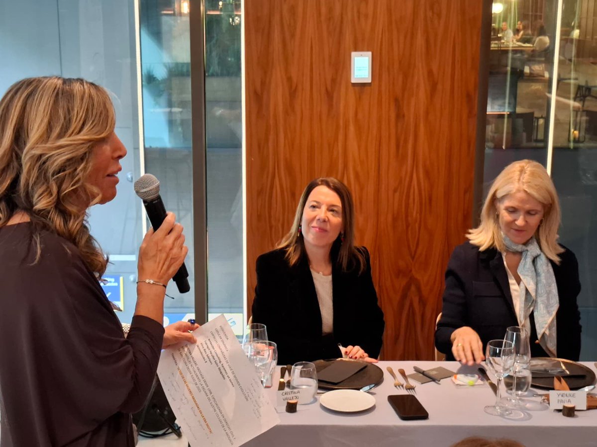 WomenBcn's tweet photo. ⭐️👏👏 Magistral conferencia y enriquecedor debate sobre los retos de las mujeres abogadas en la Era Digital, con una invitada de lujo. 
🗣️ @crivallejo, decana del @ICABarcelona 
Hoy en el Hotel ME Barcelona con #directivas #empresarias y #abogadas sobre #IA #Abogacía #Liderazgo https://t.co/cafN7dDjS1
