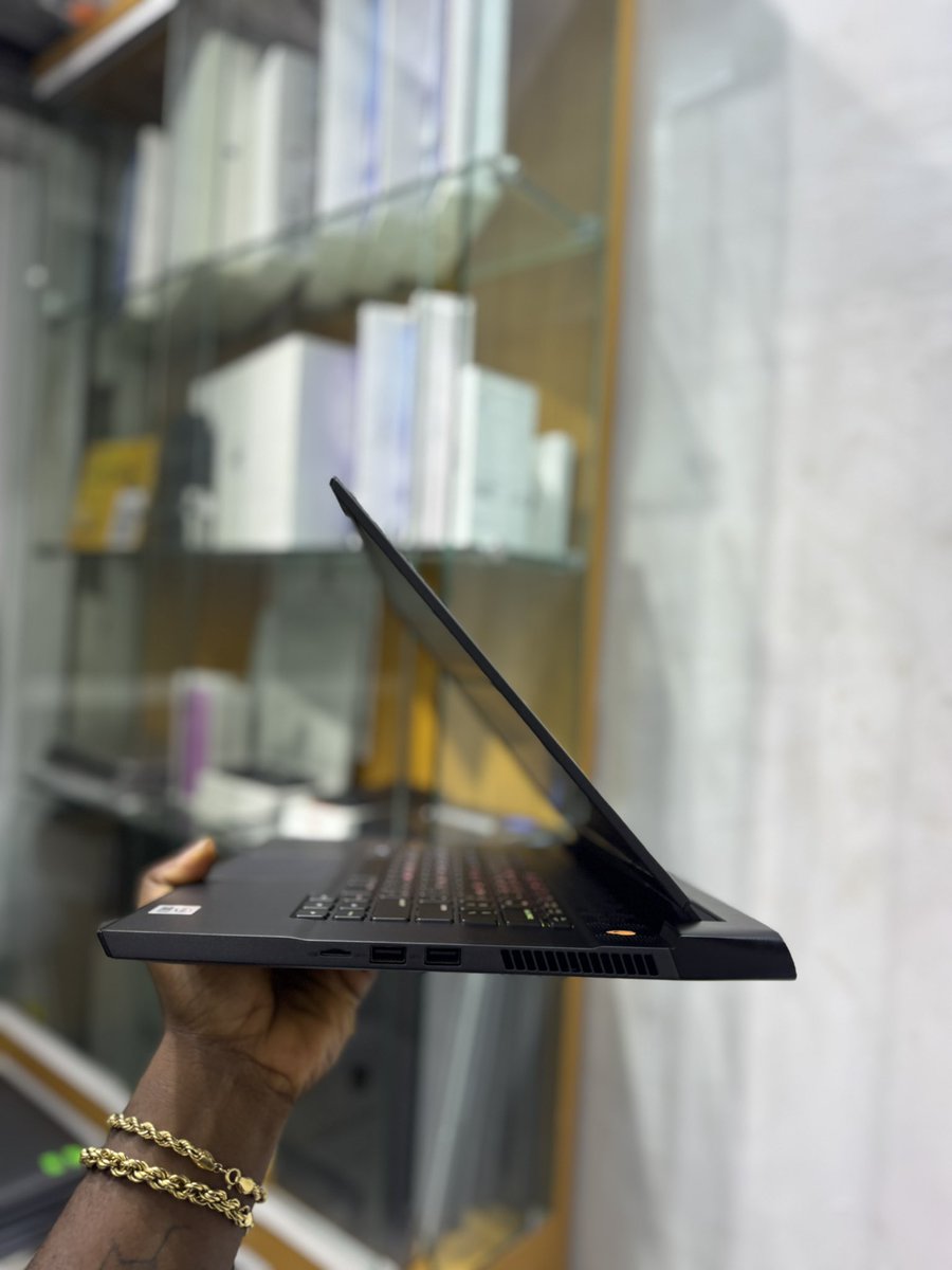 UK USED
ALIENWARE M15 R4
512GB SSD 16GB RAM 
INTEL CORE i7 10TH GEN PROCESSOR 
8GB RTX 3070 NVIDIA GRAPHICS
RGB KEYBOARD LIGHT 
Available for N1,600,000 
Office Address:No 2 Pepple street,Ikeja computer Village 
Call or WhatsApp 08037774591