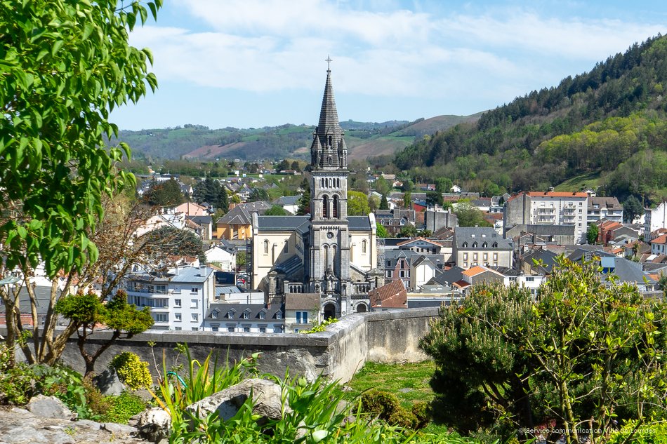 lechochretien's tweet image. 🚨⛪ ALERTE | À Lourdes, l’église paroissiale du Sacré-Cœur a été VANDALISÉE.

Des tags ont été DÉCOUVERTS sur la porte centrale de l’édifice.

Les inscriptions étaient &quot;INJURIEUSES ENVERS LA RELIGION CATHOLIQUE&quot;, selon la police, qui n’a pas donné davantage de précisions.