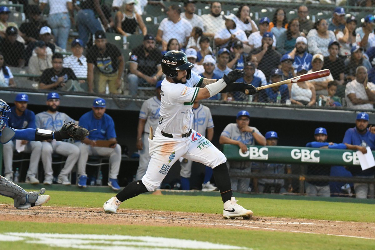 Euribiel Ángeles (.322-1-9) tiene una cadena de 10 JJ seguidos con H, de3spués de batear ayer de 4-2. El de ayer fue su 6to. JJ de 2 H. Tiene H en 13 de sus 15 JJ. Es 2do. en H (19) de <a href="/LIDOMRD/">LIDOM</a> , detrás de Gustavo Núñez (23) y Raimel Tapia (23).