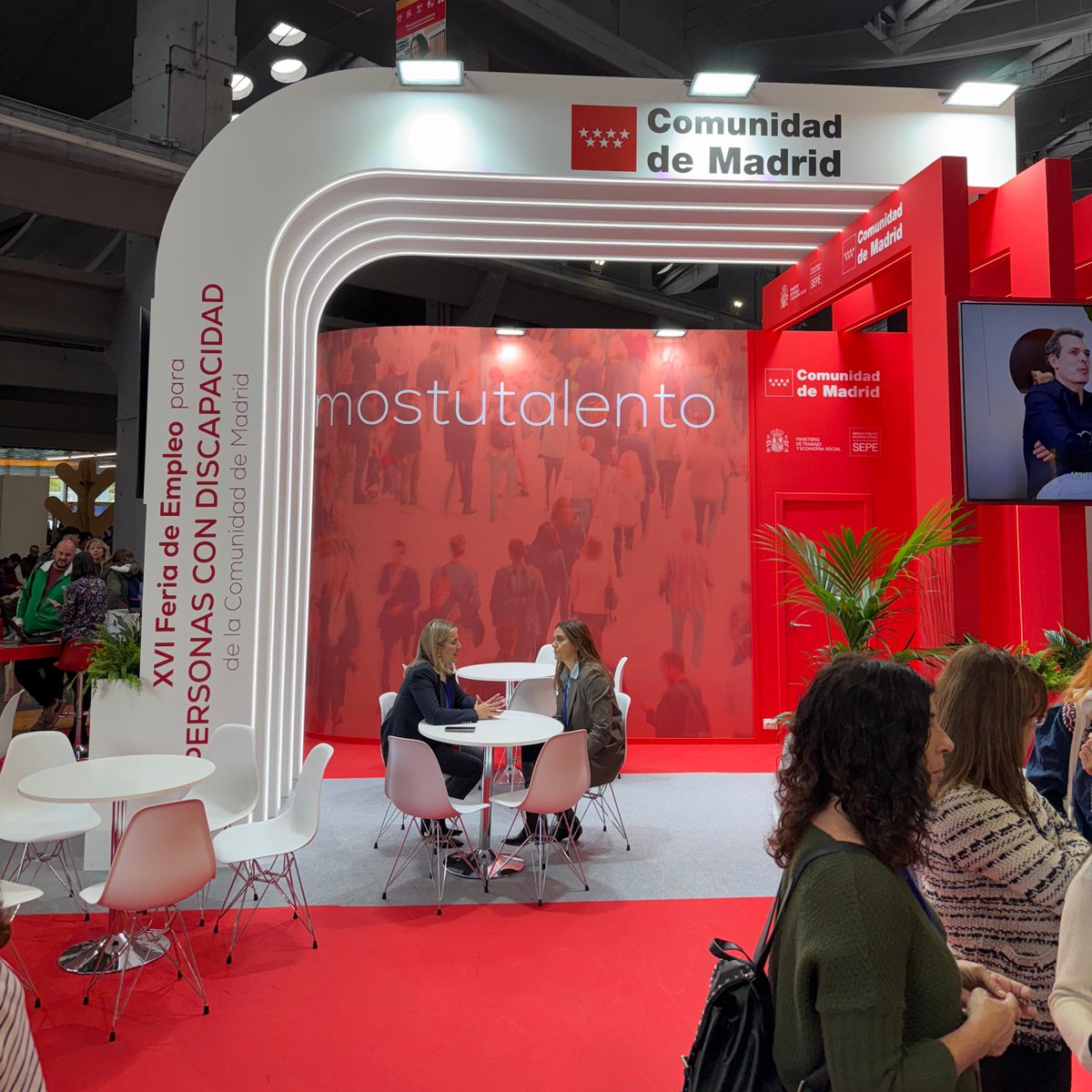 ♿️ Hoy ha tenido lugar el primer día de la Feria de Empleo para Personas con Discapacidad:

✅ Más de 4.600 asistentes
✅ Más de 150 entrevistas de trabajo realizadas
✅ 13 charlas celebradas por la <a href="/ComunidadMadrid/">Comunidad de Madrid</a>

¡Te esperamos mañana!