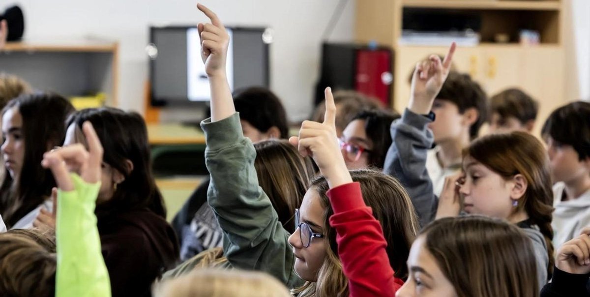 clarincom's tweet image. FIJAN PISO DE 190 DÍAS DE CLASES Y SE CONTROLARÁN LAS HORAS EFECTIVAS

El Ministerio de Capital Humano confirmó que el ciclo lectivo 2026 tendrá al menos 190 días de clases, con 760 horas reloj en primaria y 900 en secundaria. También verificará que se cumplan las horas efectivas…