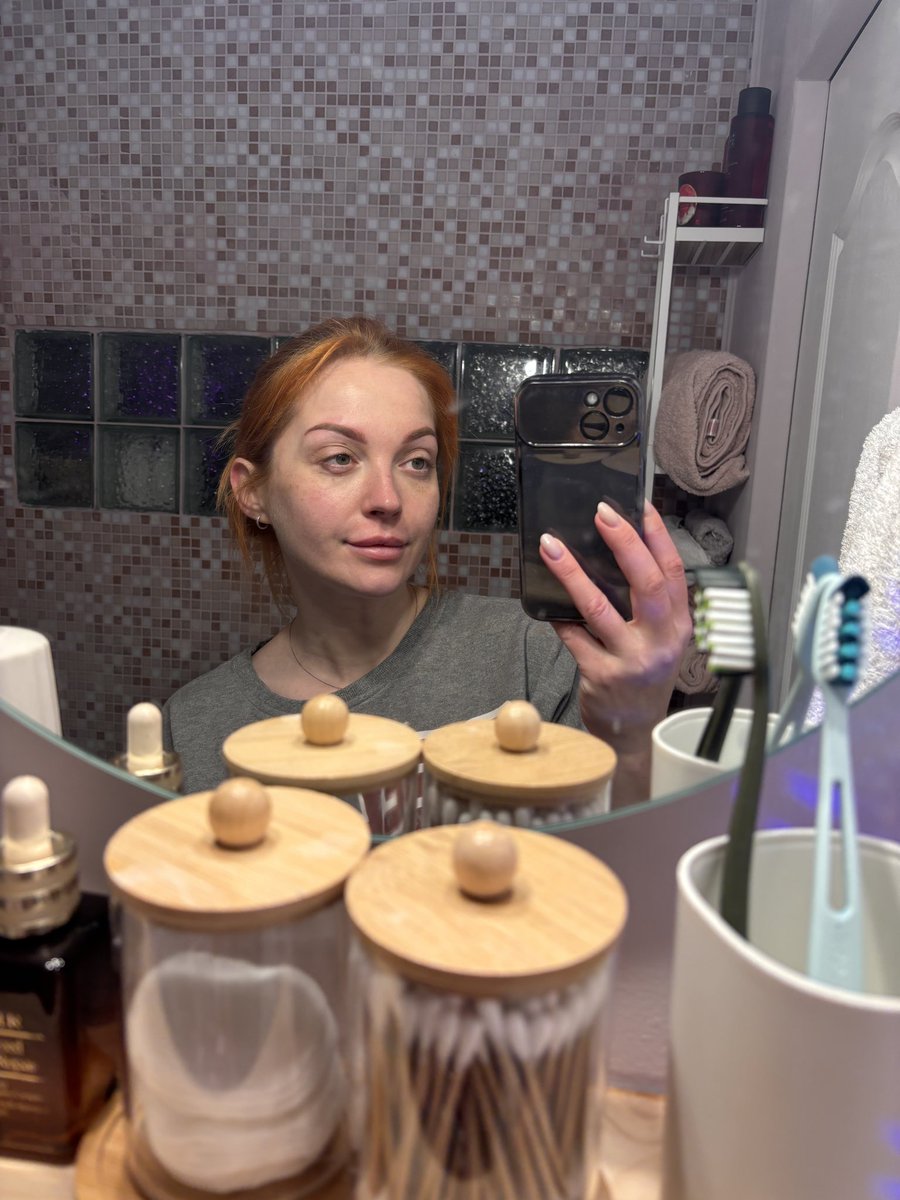 Обновила броффффки 😹
Недельку буду шикарной восточной женщиной, потом снова стандартной версией себя, но с бровями х))
Теперь прозрачные ресницы смотрятся еще более отсутствующими. Покрасить что ли.