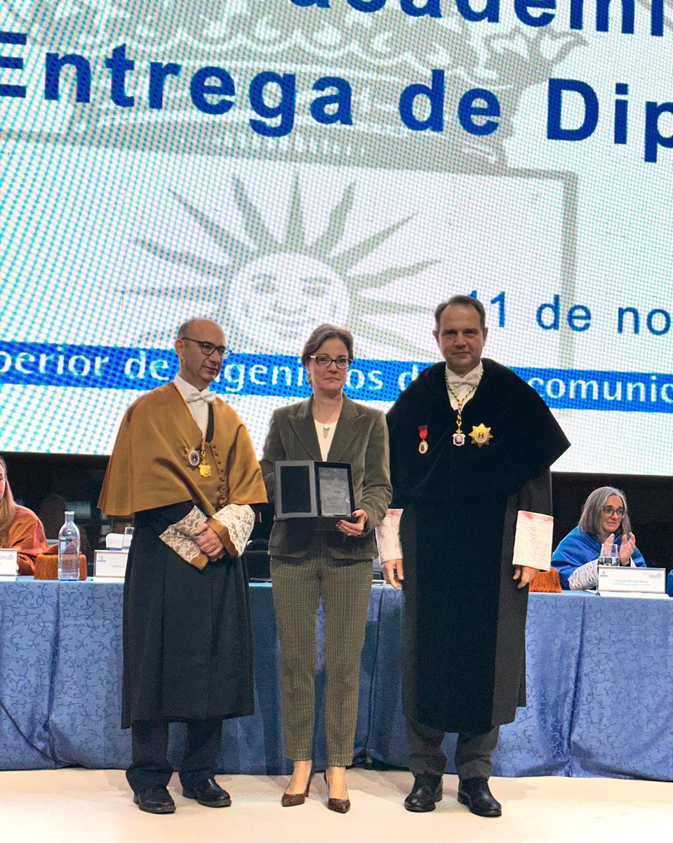 Comienza la ceremonia de #GraduaciónETSIT2025 con la entrega del #PremioETSIT_UPM al <a href="/COIT_AEIT/">COIT_AEIT</a> por su “compromiso decidido y sostenido” con la formación de nuestros estudiantes, “en especial de quienes cursan el Máster Universitario en #Ingeniería de #Telecomunicación”.