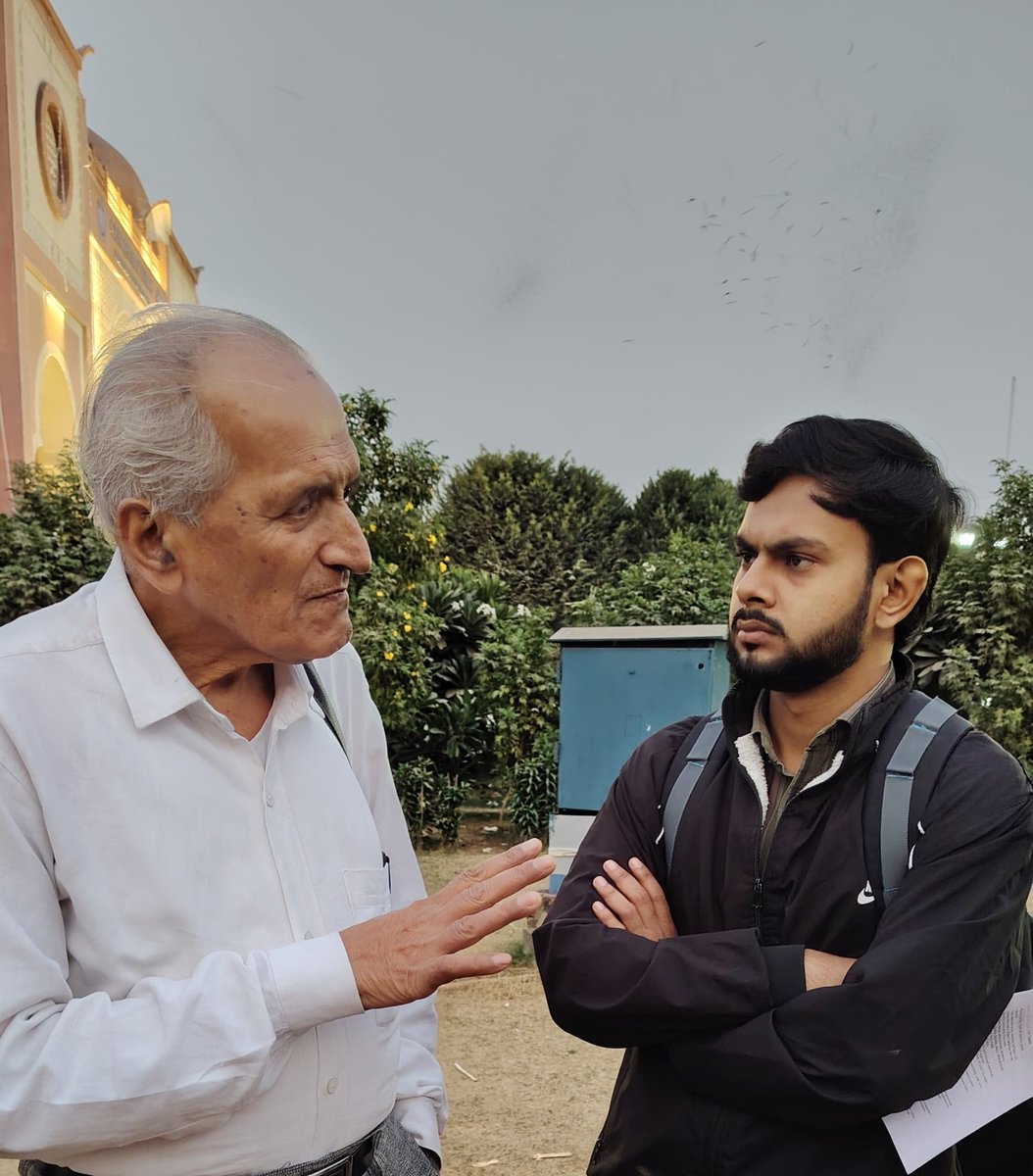 theNaiyarAzam's tweet photo. ज़्यादातर लोग ऐसे होते हैं जिनकी लोग उम्र के हिसाब से अदब करते हैं। बहुत कम ऐसे लोग होते है जिनकी उम्र, इल्म और काम तीनों लिहाज़ से अदब करते हैं। प्रोफेसर V.K त्रिपाठी उन्हीं चुनिंदा लोगों में से एक हैं।
आप सलामत रहें! आपकी सोच ज़िंदा रहें!😊🫡
@rakhitripathi https://t.co/Rl6IikToaj