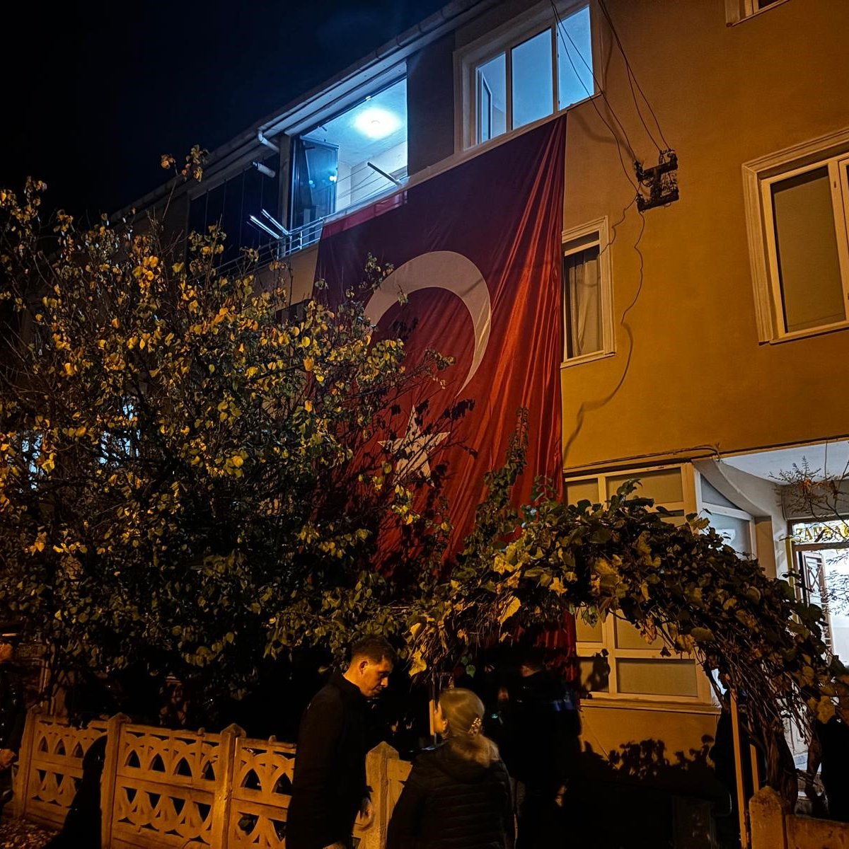 Hava Uçak Bakım Astsubay Üstçavuş Berkay Karaca'nın şehadet haberi, Kırklareli'deki ailesine verildi.

Şehidimizin baba ocağına Türk Bayrağı asıldı. 🇹🇷