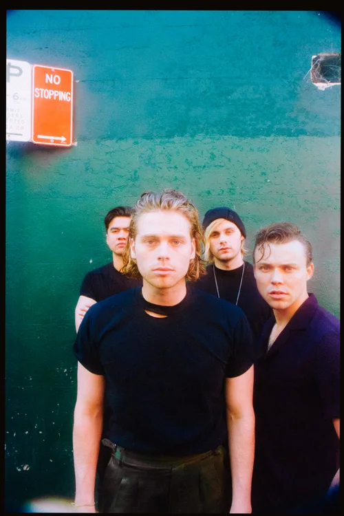 5SOSBrazil's tweet photo. 3 DIAS PARA O ÁLBUM “EVERYONE’S A STAR!” ⭐️ #EASCOUNTDOWN  

THREAD – Relembrando a era “Youngblood”: https://t.co/7tnRltnYJ4