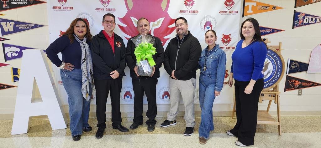 JCECHSRedWolves's tweet image. 🇺🇸 Today at JCECHS, we honor all who served—especially our Assistant Principal, Dr. Juan Garza, U.S. Army 🇺🇸 (1984–2005).

Thank you to all La Joya ISD veterans for your service and sacrifice. We salute you. 🙏

#VeteransDay #LaJoyaISD #JCECHS #ThankYouVeterans #ArmyStrong