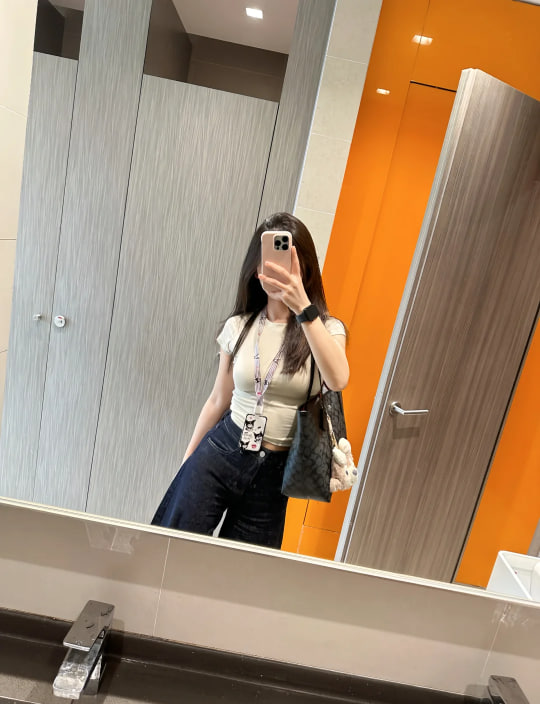 kovsh6347's tweet photo. 97深圳长大，很不会介绍自己，如果有机会可以先做聊天搭子~
要求的话，希望是同城的，感觉异地会很辛苦，暂时没有想好，主要看能不能聊得来吧 #深圳 https://t.co/xQOmvjDVWo