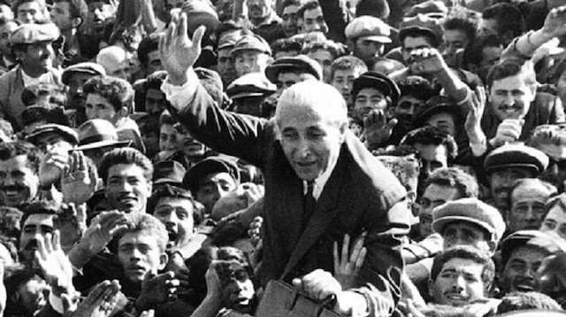Bandral11's tweet photo. Osman Bölükbaşı bir gün Mecliste, Parmağı ile Menderes'i işaret ederek ;
"Dünyadaki tüm ticari faaliyetleri araştırıp inceledim, din ticaretinden daha KÂRLI bir sektör, görmedim, bunu en iyi başaranlardan birisi de, sensin;
Din Tüccarı MENDERES" deyince, Demokrat partililer BÖLÜKBAŞI'nın üzerine yürür, kendisine sonra, 3 oturuma, katılmama cezası verilir.
BÖLÜKBAŞI'dan kurtulmak, hapse atmak için, Milletvekili Seçildiği KIRŞEHİR il statüsünden çıkartılıp, ilçe yapılır.
BÖLÜKBAŞI'nın böylece, vekilliği düşürülüp, Komünizm propagandası yapmaktan dosya hazırlanıp, hapse atarlar…!
Bir sonra ki seçimde BÖLÜKBAŞI, Ceza evinden, Bağımsız Aday olur ve oyların %90'nını alıp, yeniden milletvekili olup, hapisten çıkar…!
Ve ilk oturumda, MENDERES'in gözünün içine baka baka;
"TÜRK MİLLETİ SEN GİBİ, AMERİKAN UŞAĞI, DİN TÜCCARI HAİNLERİN SURATINA HER DAİM, ŞAMARI böyle indirir" der…!
Ben işte bugün O ;
Onurlu, YÜCE TÜRK MİLLETİni özlüyor, arıyorum…!