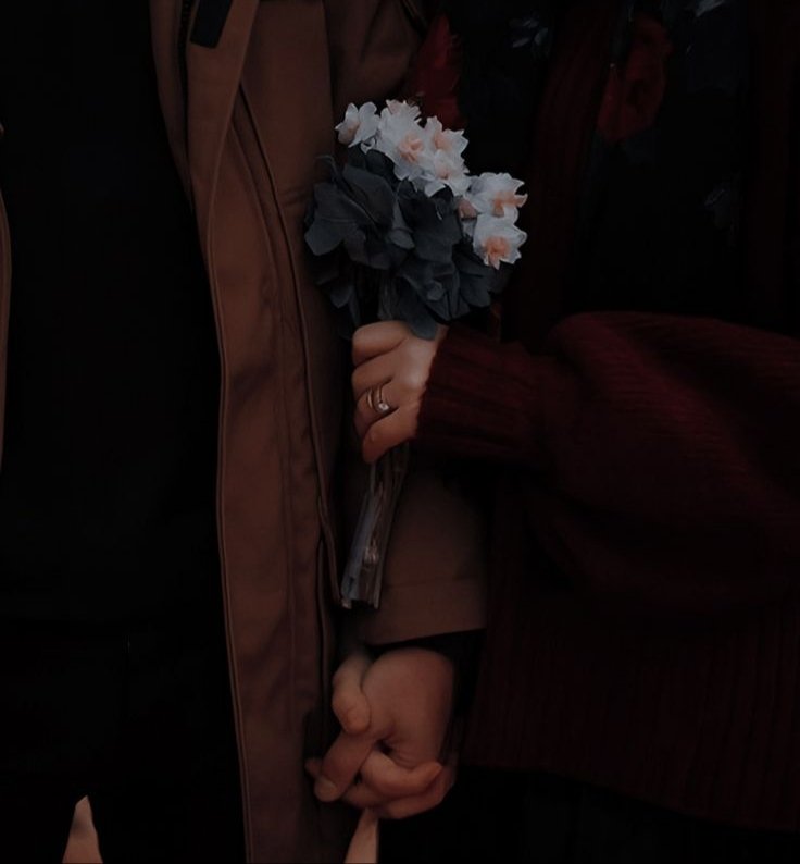 وشعرتُ أنكَ حينما أعطيتني
وردًا كأنك قد قطفتَ فؤادي

الناسُ تعطي بالورود ودادها
إلَّاكَ تأخذ بالورود ودادي