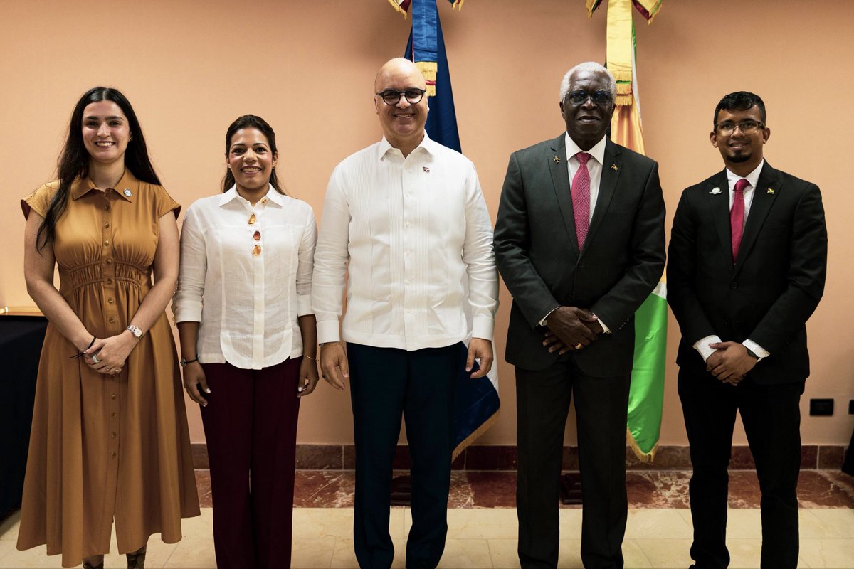 Junto al director general de Aviación Civil de Guyana, teniente coronel (r) Egbert Field, firmamos un acuerdo de cooperación técnica orientado al intercambio de conocimientos y mejores prácticas en el desarrollo, modernización, operación y mantenimiento del sistema de aviación