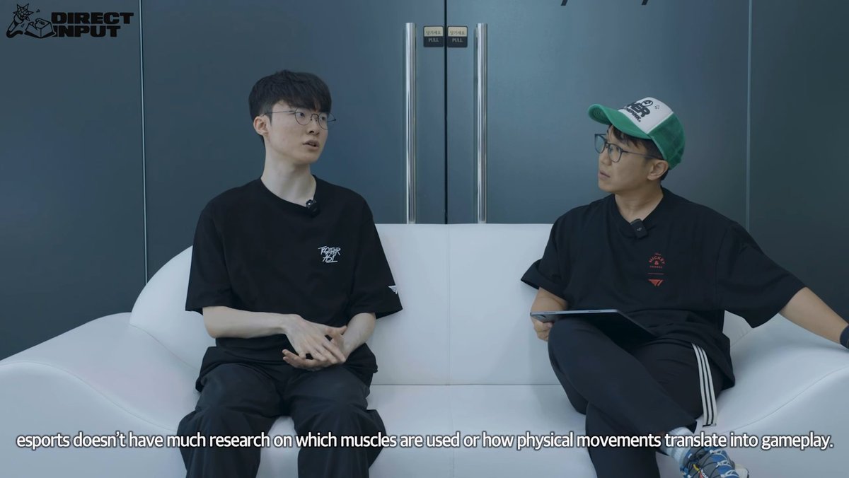 starsfdawn's tweet photo. mano o faker falando sobre como melhorar a postura/uso dos músculos ajuda a melhorar a performance mas como não tem muitos estudos nessa área ainda ele teve que descobrir mts dessas coisas sozinho e foi ler até livros de anatomia pra entender melhor sobre https://t.co/R4adkPP93T