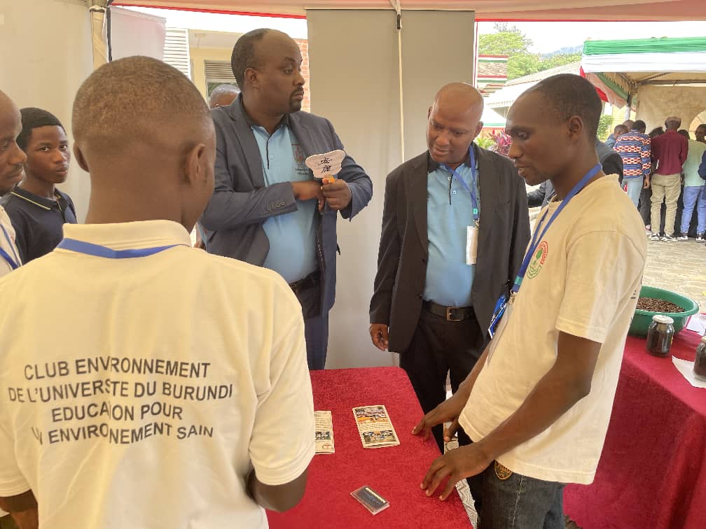 EnvironmentUb's tweet image. Participation au lancemnt officiel de la Semaine Universitaire, le 10/9, sous le thème : « Renforcemnt de la recherche scientifique et du partenariat pour 1 meilleure contributio de l’UB au dvpt socio-écque ».

#UniversitéDuBurundi #SemaineUniversitaire2025 #ClubEnvironnementUB