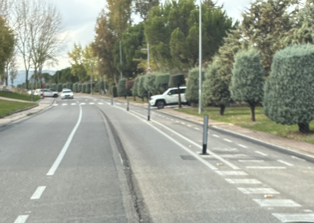 Casi un año después de inaugurar el carril bici más “versátil” de #LasRozas (sirve para aparcar, adelantar y meterte sin querer al girar 🤦‍♂️🚴‍♂️), el <a href="/Ayto_Las_Rozas/">Ayuntamiento de Las Rozas</a> por fin pone balizas para que no se mate nadie. 

Eso sí… 3 coches en línea ya no caben 😂