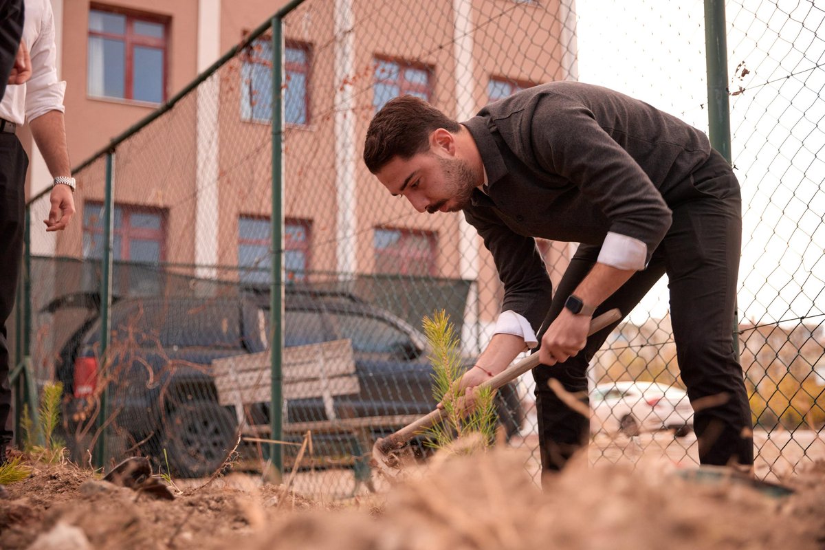 🌱 11 Kasım Milli Ağaçlandırma Günü kapsamında;
İl Başkan Yardımcımız, Ankara Yeni Seçmen Başkanımız Berat Şahin Aypek,
Çankaya İlçe Gençlik Kolları Başkanımız Muhammed Duman,
Çankaya İlçe Yeni Seçmen ekibimiz ve
Çankaya İlçe Gençlik Kolları yürütme ile yönetim ekibimizle