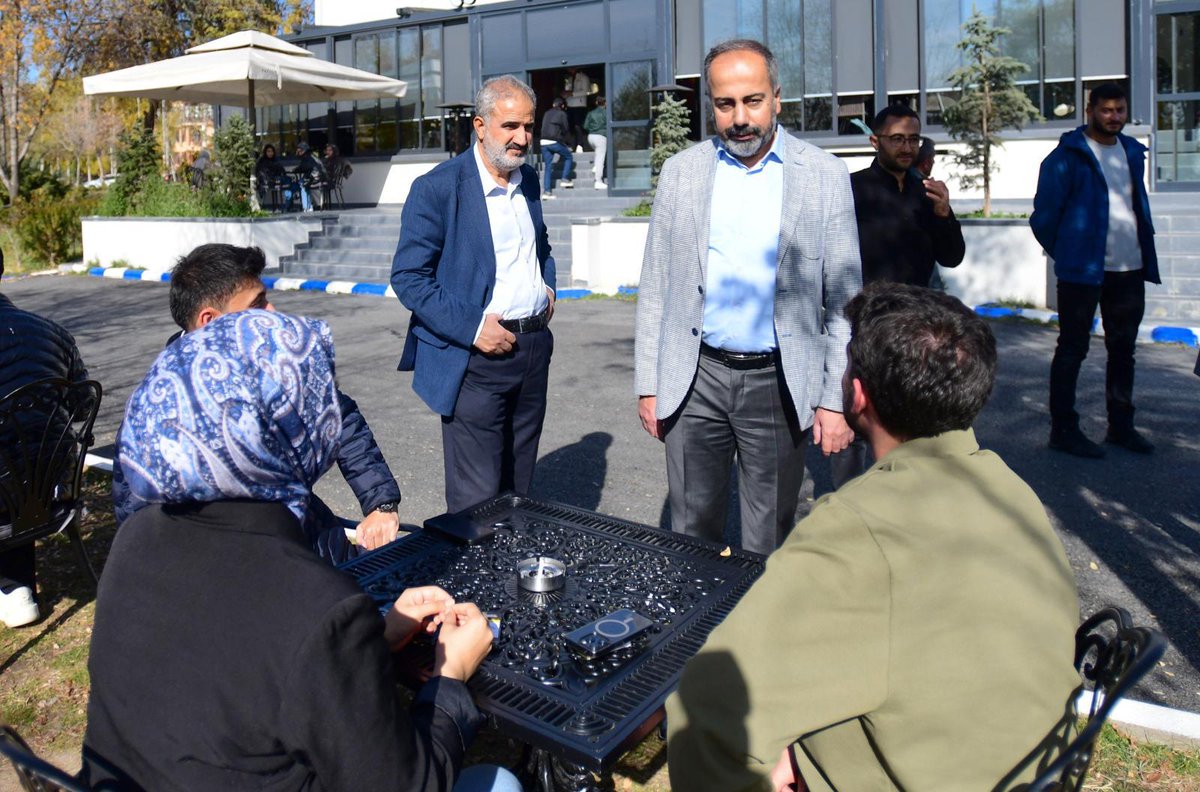 Üniversitemiz Rektörü Prof. Dr. Hamdullah Şevli, üniversitemizde yer alan sosyal alanları ziyaret ederek öğrencilerle sohbet etti. Öğrencilerimizin ihtiyaç ve beklentilerini dinleyen Rektörümüz, üniversitelerimizin çevreye duyarlı projeleri, sürdürülebilir kampüs uygulamaları ve