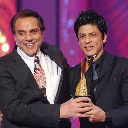 SunnyDeolFanHu's tweet photo. Never Ever from now onwards will I troll #ShahRukhKhan𓀠 

He has been with the Deol's at the most important time. Nothing is more important than Dharamji for Deol's and their fans. 

I really admire him supporting them during the toughest times. 

Love you #SRK 

#Dharmendra https://t.co/zBVfv7uobQ