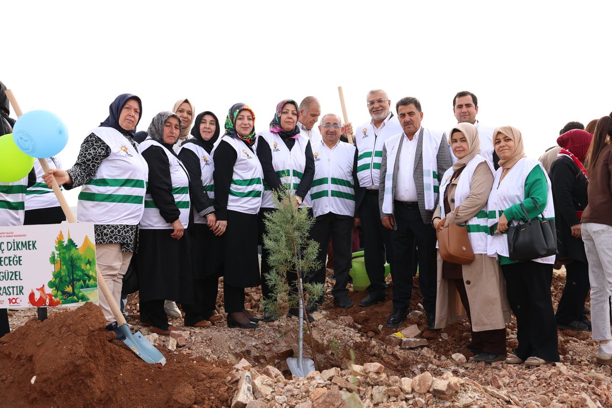 Cumhurbaşkanımız Sayın <a href="/RTErdogan/">Recep Tayyip Erdoğan</a>’ın çağrısıyla başlayan #YeşilVatanSeferberliği’ne, 11 Kasım Millî Ağaçlandırma Günü’nde fidanlarımızı toprakla buluşturduk.

Toprakla buluşan her fidanla, geleceğe nefes oluyor; çocuklarımıza daha yeşil bir Gaziantep bırakıyoruz.

<a href="/AKKADINGM/">AK Parti Kadın Kolları</a>