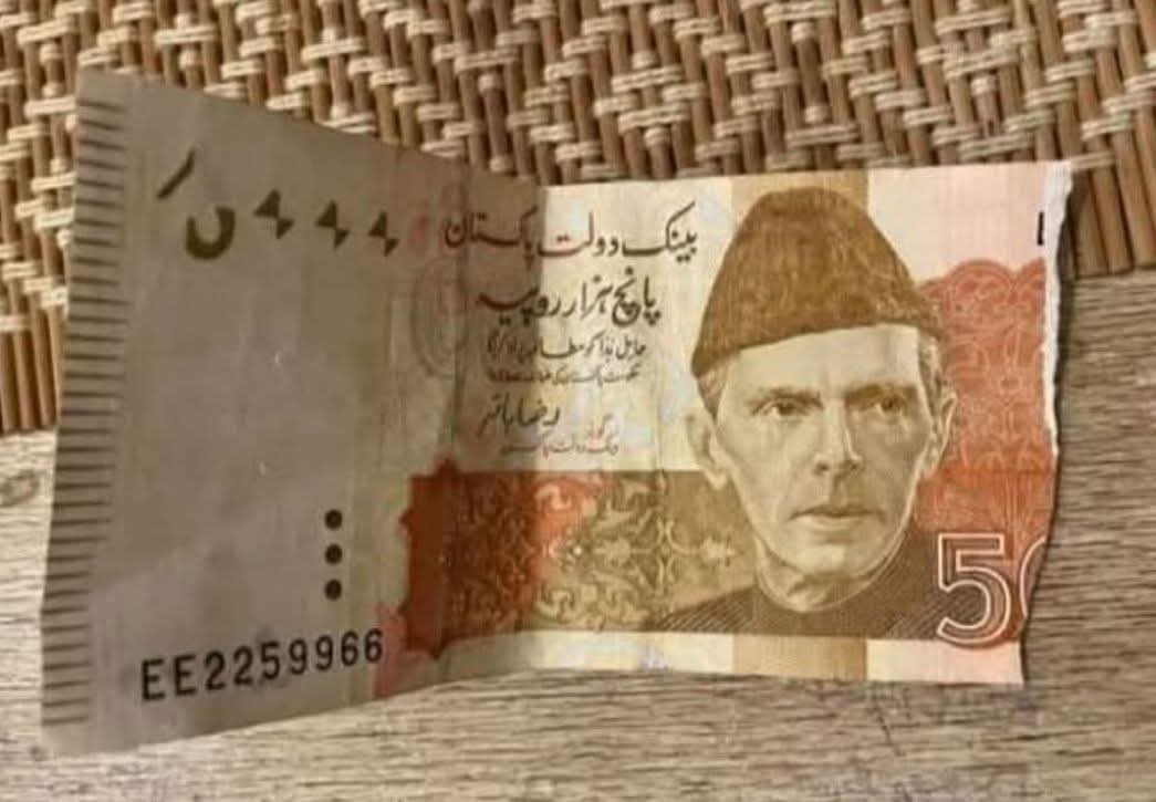 irumrae's tweet image. *📢 اہم اطلاع برائے عوام!*  
اکثر ایسا ہوتا ہے کہ ہمارے پاس کوئی *پھٹا ہوا یا ناقص کرنسی نوٹ* آ جاتا ہے، جس کا کچھ حصہ غائب ہوتا ہے۔ ہم اسے بےکار سمجھ کر *ردی میں پھینک دیتے ہیں* — مگر یہ غلطی نہ کریں!

*قانونی حقیقت یہ ہے:*  
اگر کسی کرنسی نوٹ کا *50 فیصد یا اس سے زیادہ حصہ*…
