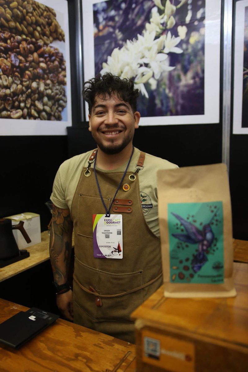 ¡Hoy mandamos un gran saludo a nuestro amigo Diego, barista en Origen Tequepexpan Café!

Imagen captada en su stand desde Expo Café &amp; Gourmet -Guadalajara 🫶🏻☕️