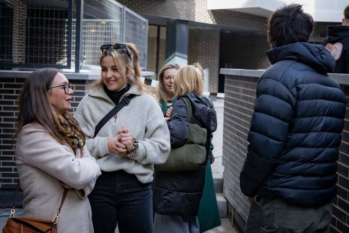 AidaCast's tweet image. Sonrisas y emoción en sus caras. Qué alegría compartir con los y las jóvenes la visita a las 83 nuevas viviendas de alquiler. Ya queda poco para que puedan entrar a vivir. 😊

Seguimos trabajando para garantizar el derecho a una vivienda pública y asequible en nuestra ciudad.