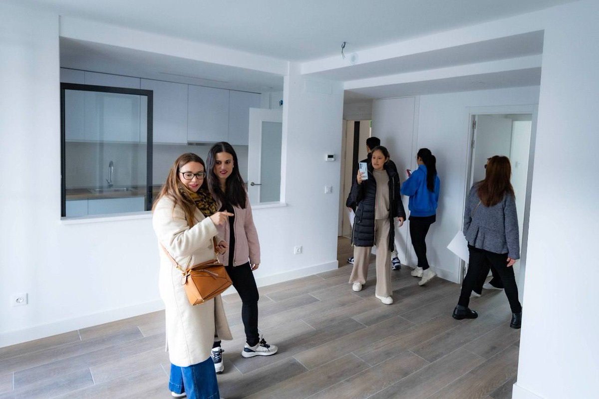 AidaCast's tweet image. Sonrisas y emoción en sus caras. Qué alegría compartir con los y las jóvenes la visita a las 83 nuevas viviendas de alquiler. Ya queda poco para que puedan entrar a vivir. 😊

Seguimos trabajando para garantizar el derecho a una vivienda pública y asequible en nuestra ciudad.