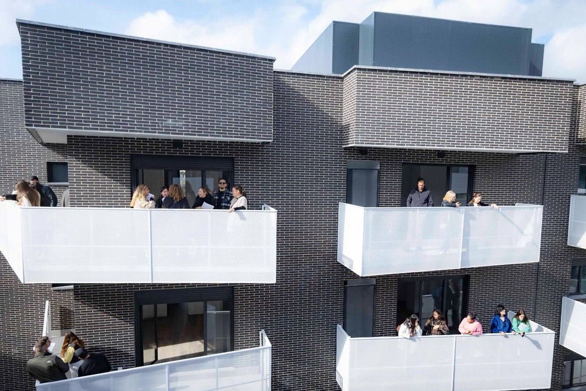 AidaCast's tweet image. Sonrisas y emoción en sus caras. Qué alegría compartir con los y las jóvenes la visita a las 83 nuevas viviendas de alquiler. Ya queda poco para que puedan entrar a vivir. 😊

Seguimos trabajando para garantizar el derecho a una vivienda pública y asequible en nuestra ciudad.