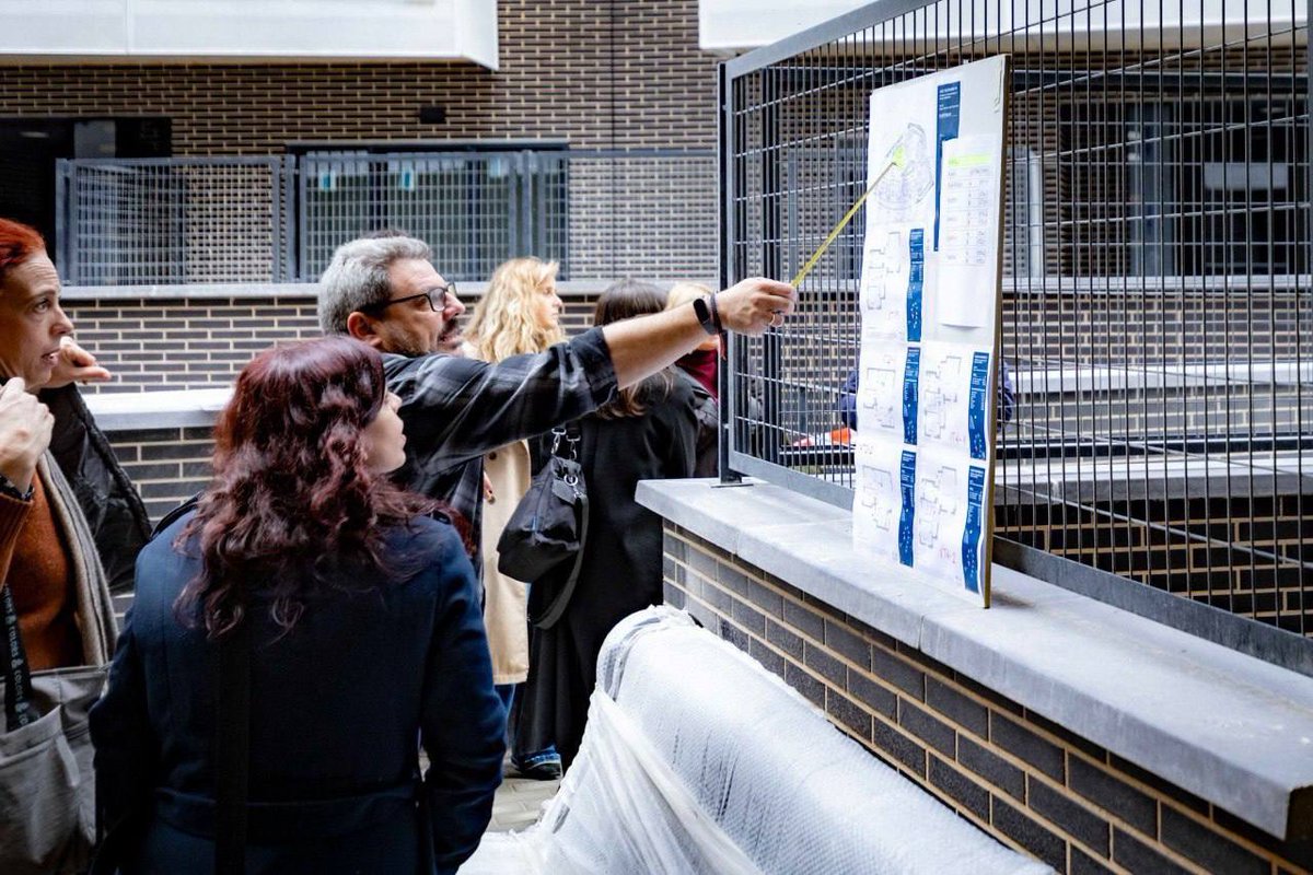 AidaCast's tweet image. Sonrisas y emoción en sus caras. Qué alegría compartir con los y las jóvenes la visita a las 83 nuevas viviendas de alquiler. Ya queda poco para que puedan entrar a vivir. 😊

Seguimos trabajando para garantizar el derecho a una vivienda pública y asequible en nuestra ciudad.